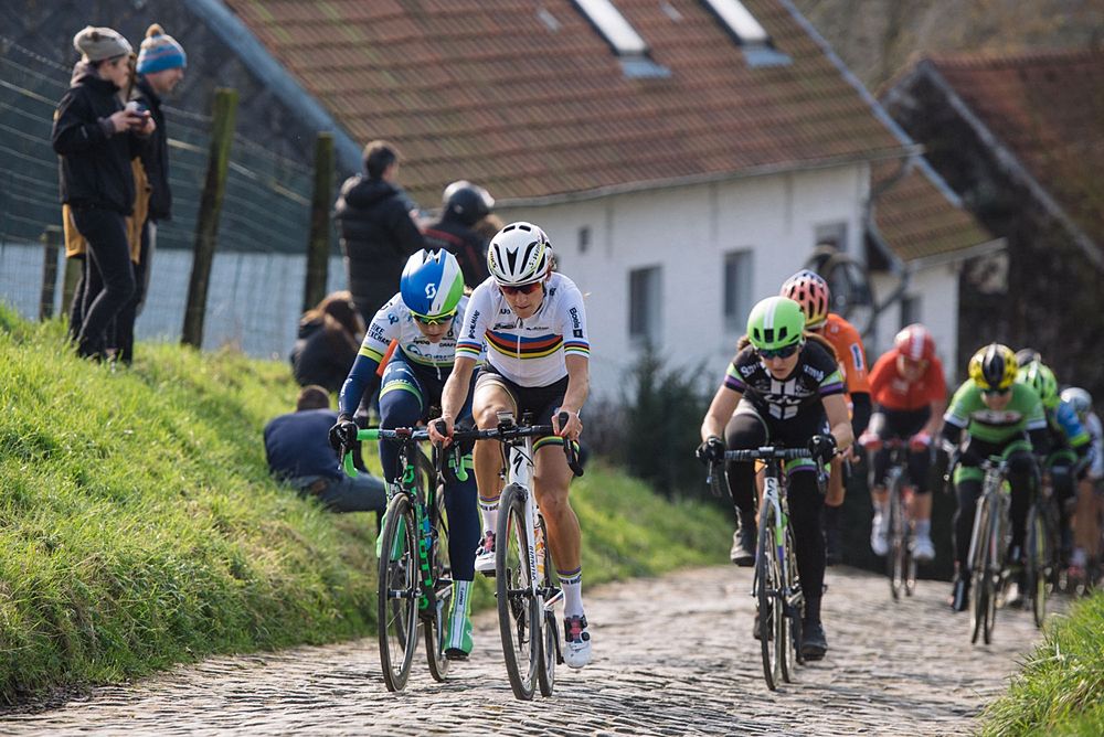Lizzie Armitstead and Gracie Elvin go wheel to wheel on Molenberg - 2016 Omloop het Nieuwsblad - Elite Women