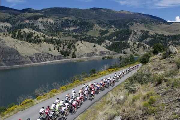 The peloton rolls along next to Green Mountain Reservoir.