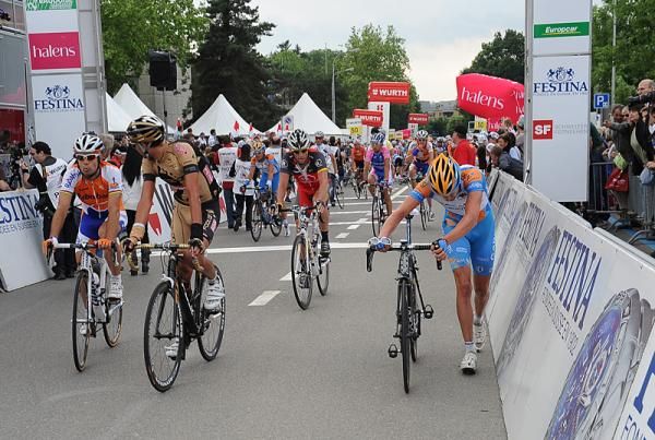 Oscar Freire (Rabobank), Lance Armstrong (RadioShack) and other cross the line.