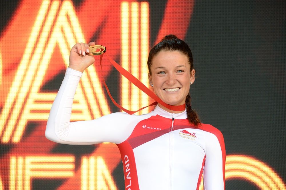 Lizzie Armitstead holds up her Commonwealth Games gold medal after the women&#039;s road race (Andy Jones)