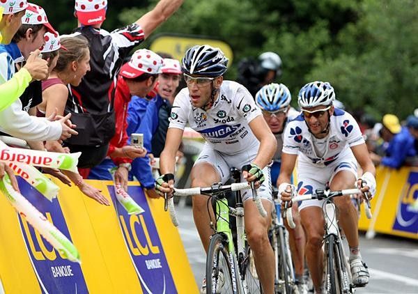 Vincenzo Nibali (Liquigas) approaches the finish followed by Sandy Casar (Fran&ccedil;aise des Jeux).