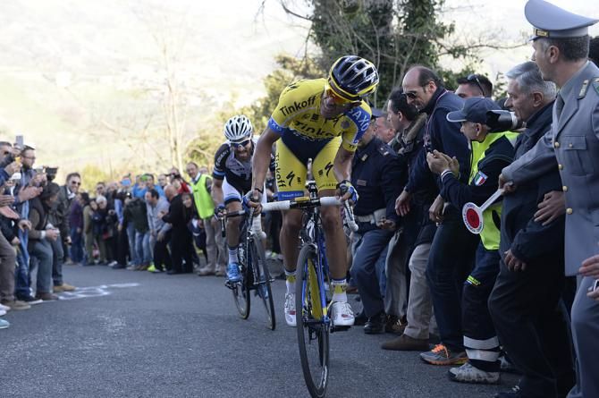 Alberto Contador (Tinkoff-Saxo) leads Simon Geschke (Giant-Shimano) on the Muro di Guardiagrele