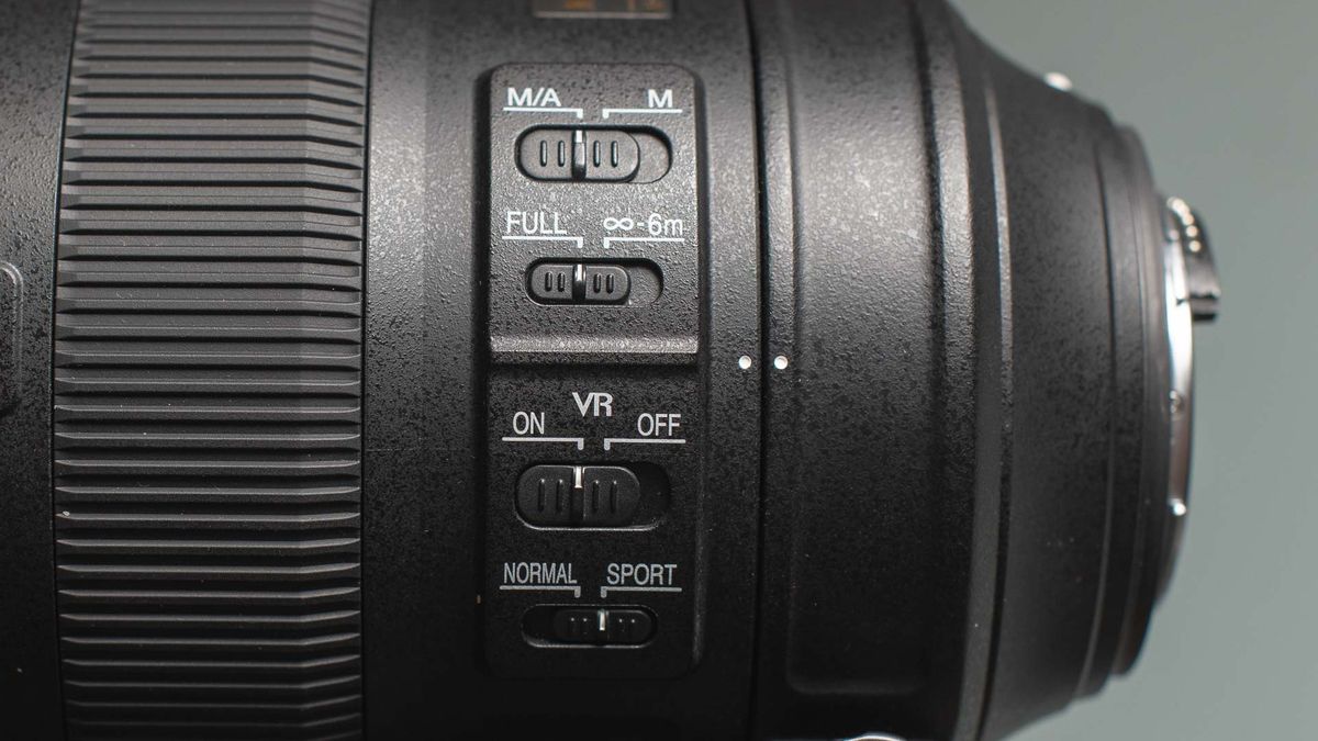 Nikkor AF-S FX 200-500mm f/5.6E ED VR telezoom lens review: image shows Nikkor AF-S FX 200-500mm f/5.6E ED VR telezoom lens side