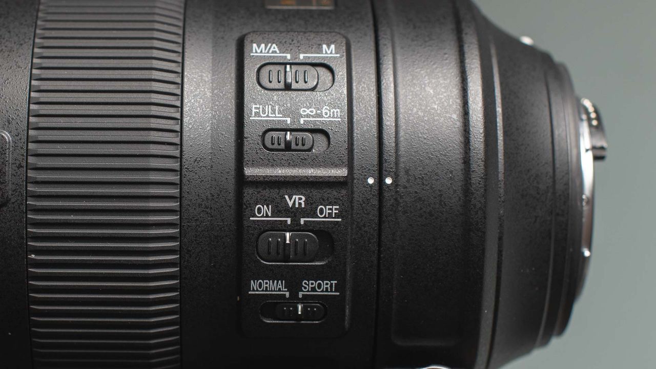 Nikkor AF-S FX 200-500mm f/5.6E ED VR telezoom lens review: image shows Nikkor AF-S FX 200-500mm f/5.6E ED VR telezoom lens side
