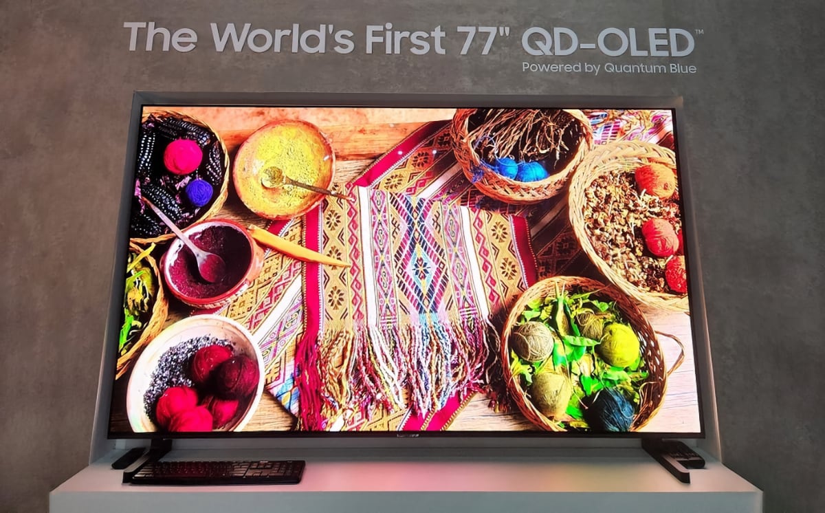 Samsung QD-OLED screen 77 inches.