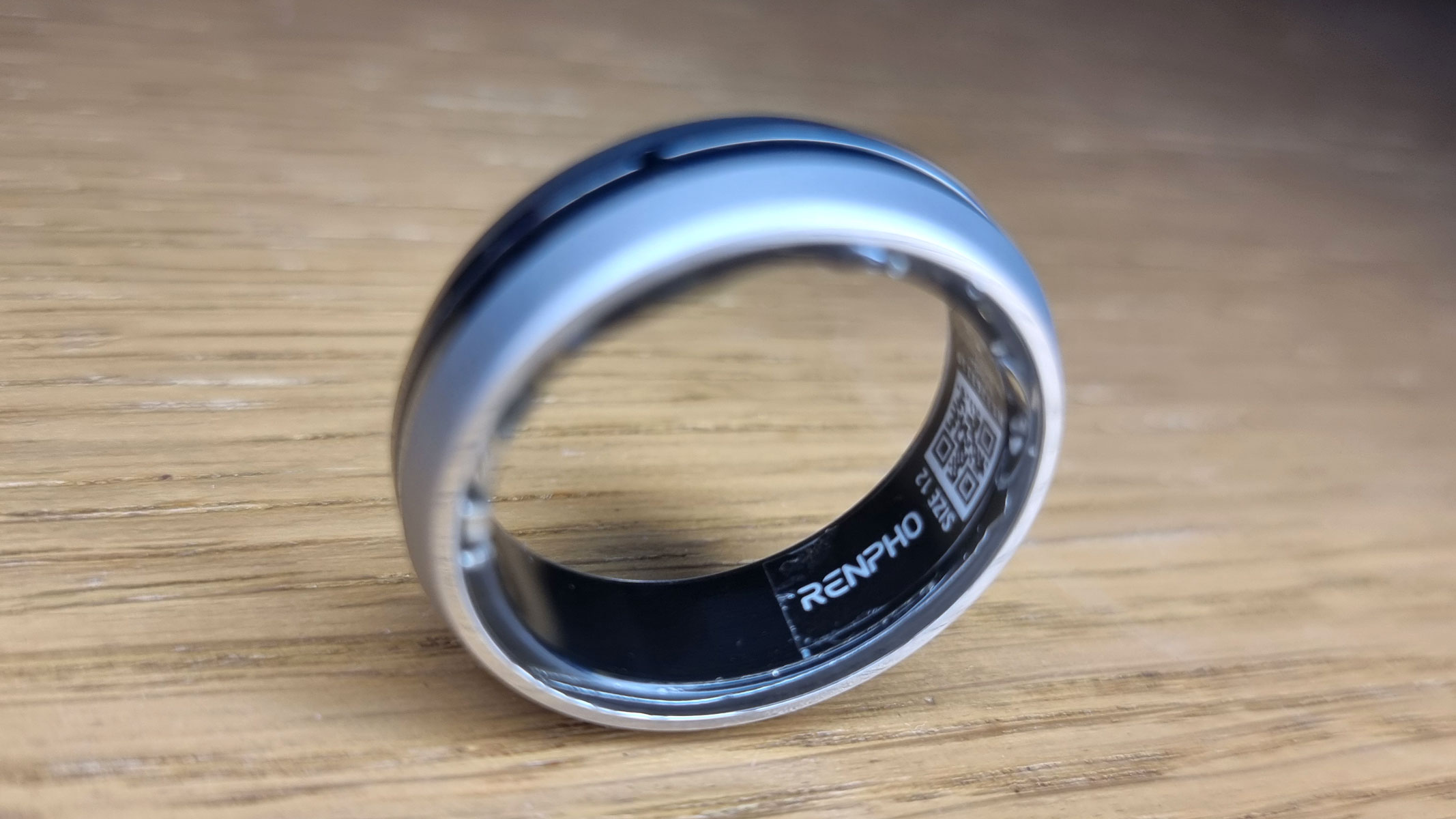 A close-up picture of the logo on the Renpho Lynx smart ring