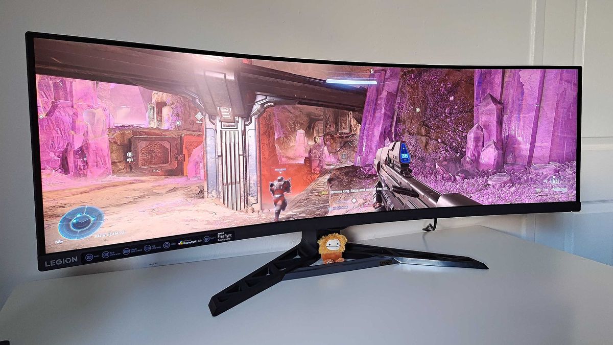 Lenovo Legion R45w-30 with Halo Infinite gameplay on screen