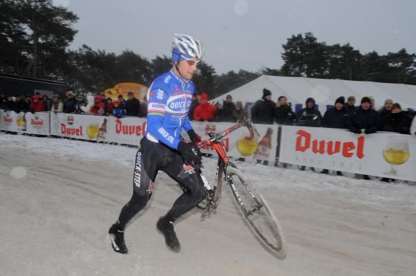 Tom Boonen (Quick Step) runs the sand in his charity cyclo-cross race.