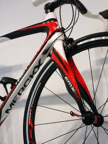 The wavy fork on the EMX-5 recalls the styling on Pinarello's Onda unit.
