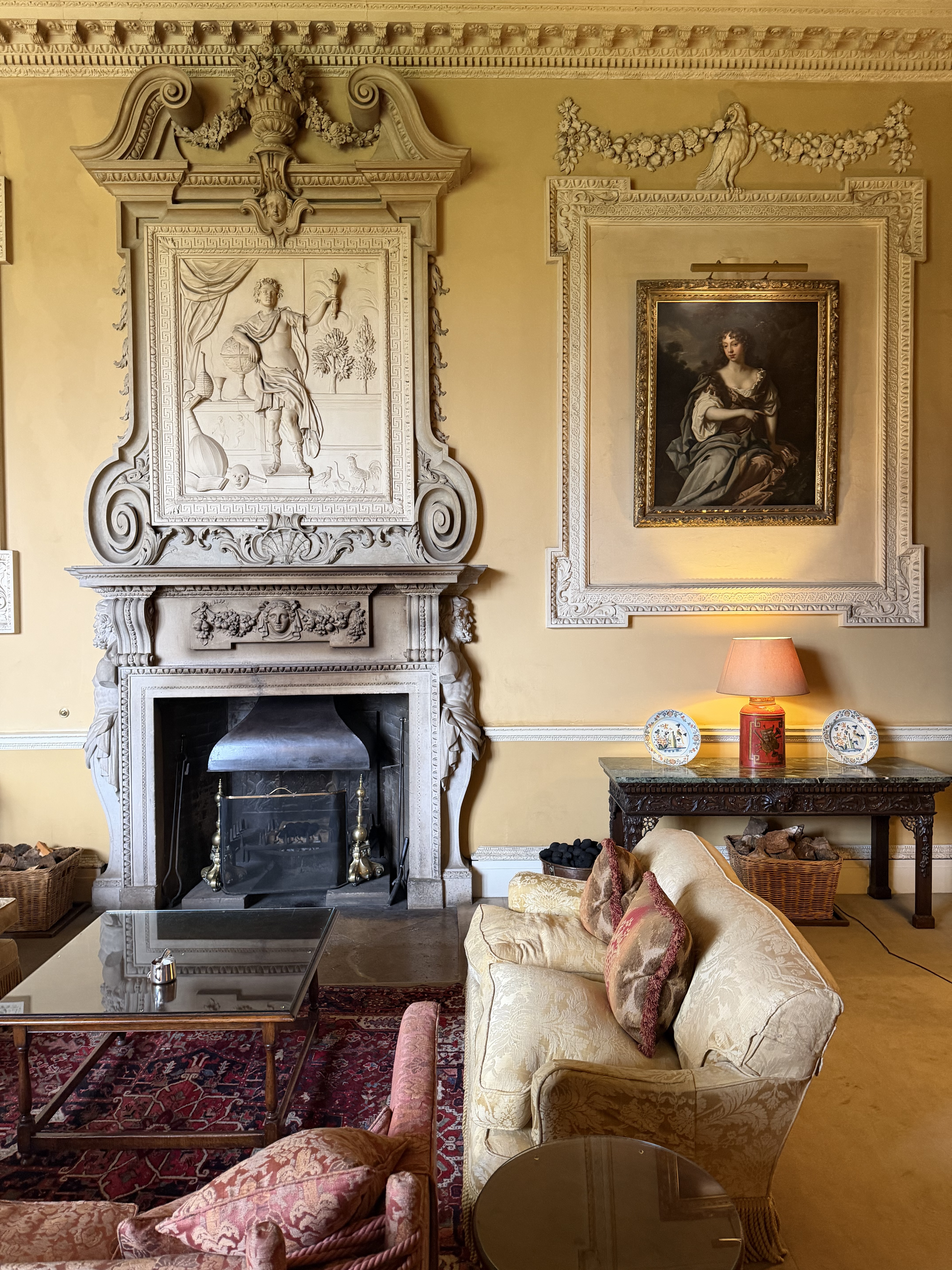 An image of the drawing room in Hartwell House.