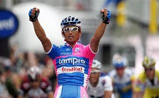 Daniele Bennati (Lampre-Fondital) wins the sprint on the Champs Elysées.