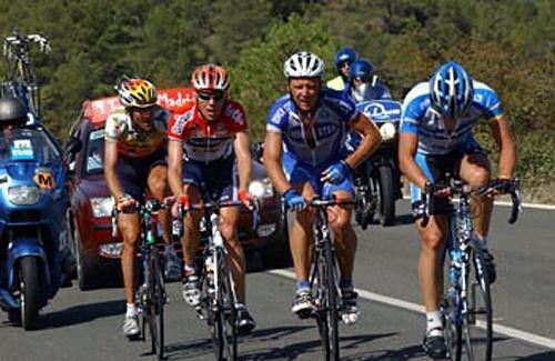 Climbing up to Alto de la Ciudad Encantada, the fast rhythm sees Thomas Voeckler the first rider off the back.