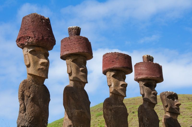 easter island statues wearing pukao