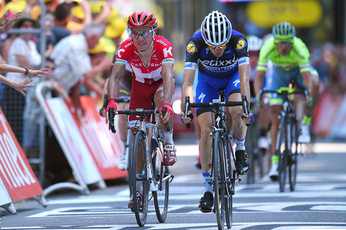 Daniel Martin (Etixx-Quickstep) takes second over Joaquim Rodriguez
