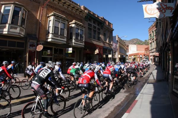 The field rides through Bisbee during the neutral start.