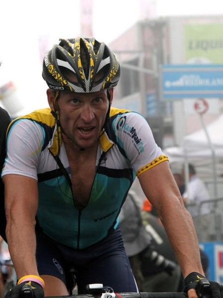 Lance Armstrong (Astana) finishes in the fog.