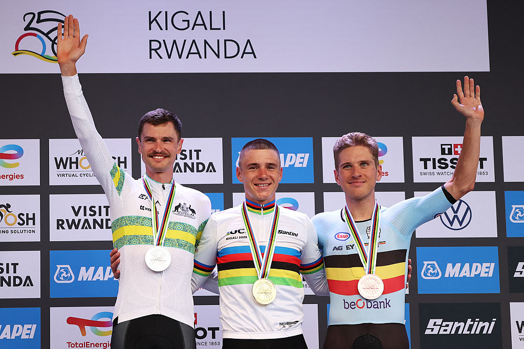 Silver medallist Australian rider Jay Vine (L), gold medallist Belgian rider Remco Evenepoel (C) and bronze medallist Belgian rider Ilan van Wilder (R) pose on the podium following the men&#039;s Elite Individual Time Trial cycling event during the UCI 2025 Road World Championships, in Kigali, on September 21, 2025. (Photo by Anne-Christine POUJOULAT / AFP)