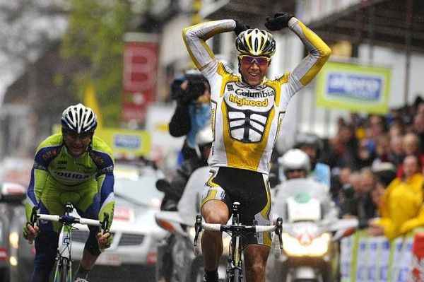 Edvald Boasson Hagen (Columbia-Highroad) takes the win.