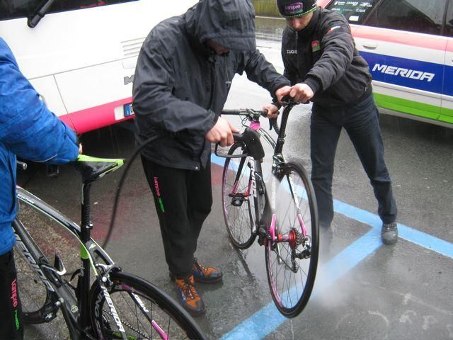 A mechanic takes the time to work on a bike before the second start.