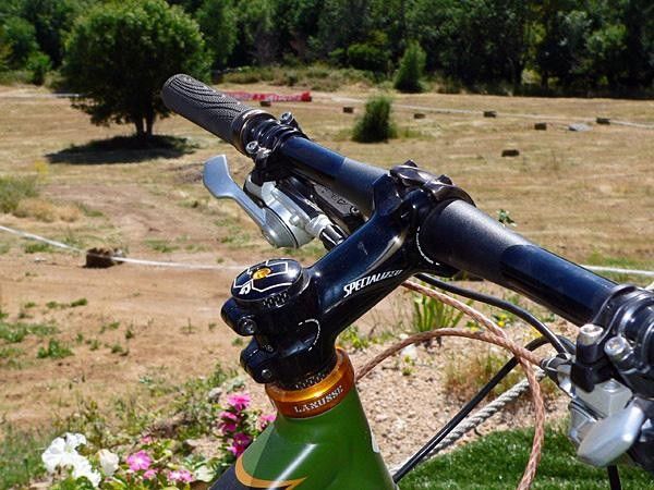 A flat handlebar helps maintain a normal cockpit height.