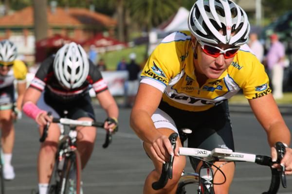 The leader of the Jayco Bay Series, Rochelle Gilmore (Honda), closes a gap in the fast-paced line of the bunch