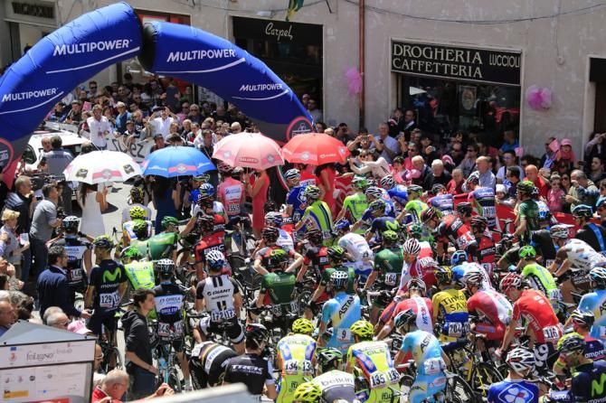 Blue skies on the startline of stage 8