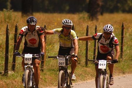 A Team Full Input rider sandwiched between Ulises Andr&eacute; Valarelli and Marcelo de Barros