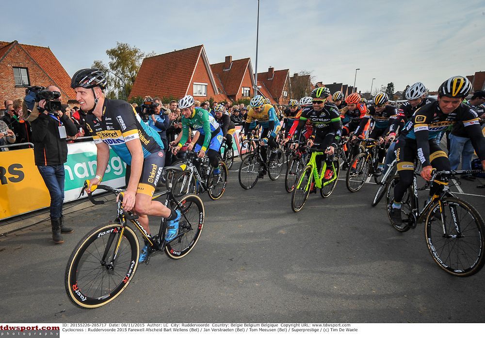 Wellens and friends take off for the ceremonial lap.