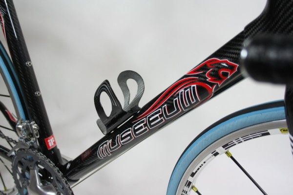 The large down tube features another teardrop shape at the head tube and changes to almost a diamond at the bottom bracket