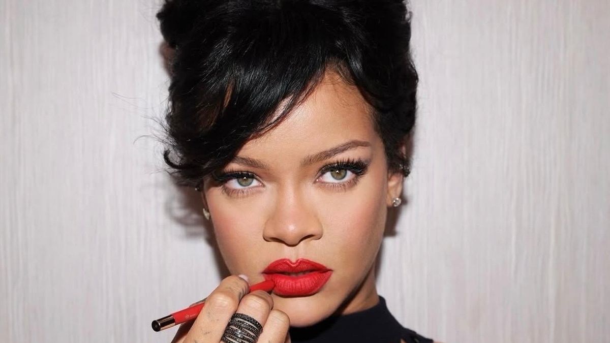 Rihanna révèle son combo de rouge à lèvres incontournable avec un chignon rétro Beehive