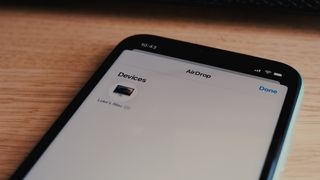   Používanie AirDrop v systéme iOS 15