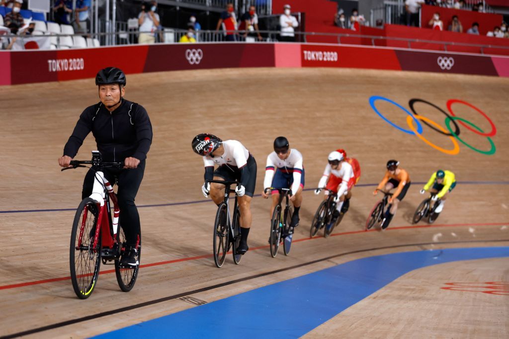 The derny leads out the men&#039;s Keirin at the Tokyo Olympics in 2021