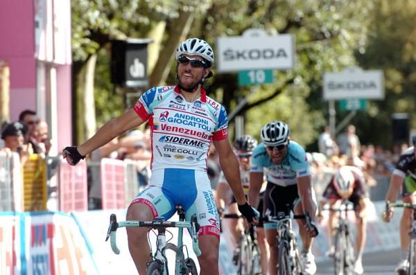 Roberto Ferrari (Androni Giocattoli) negotiated the tricky final turns and sprinted to victory in Montecatini Terme.