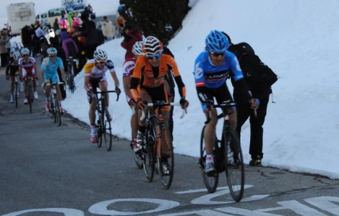 Tom Danielson (Garmin Sharp), Igor Anton (Euskaltel) try to follow
