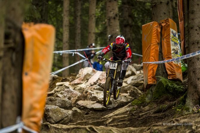 Negotiating obstacles during the downhill