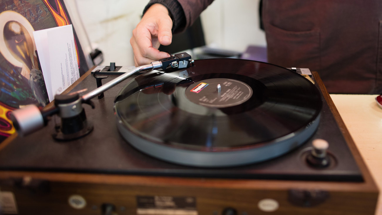 A picture of a vinyl record