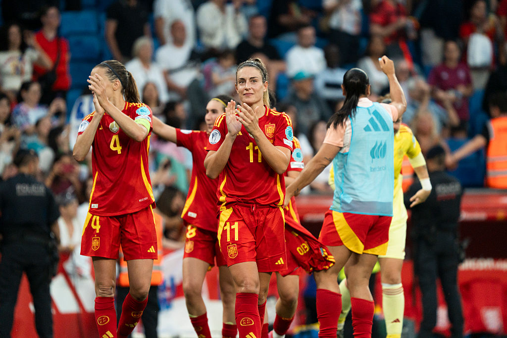 Alexia Putellas applauds fans