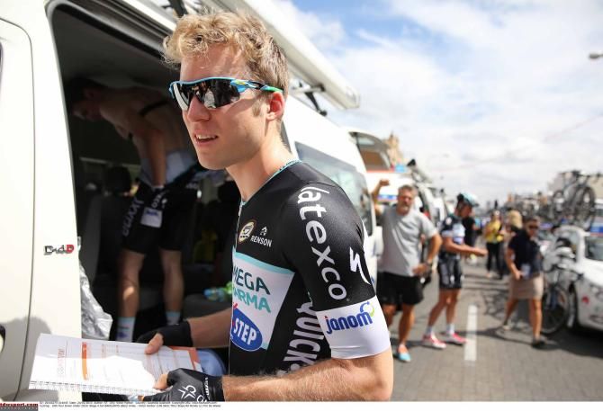 Jan Bakelants (Omega Pharma-QuickStep) checks the road book.