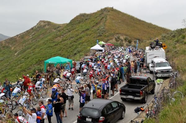 The main bunch crests the KOM climb.