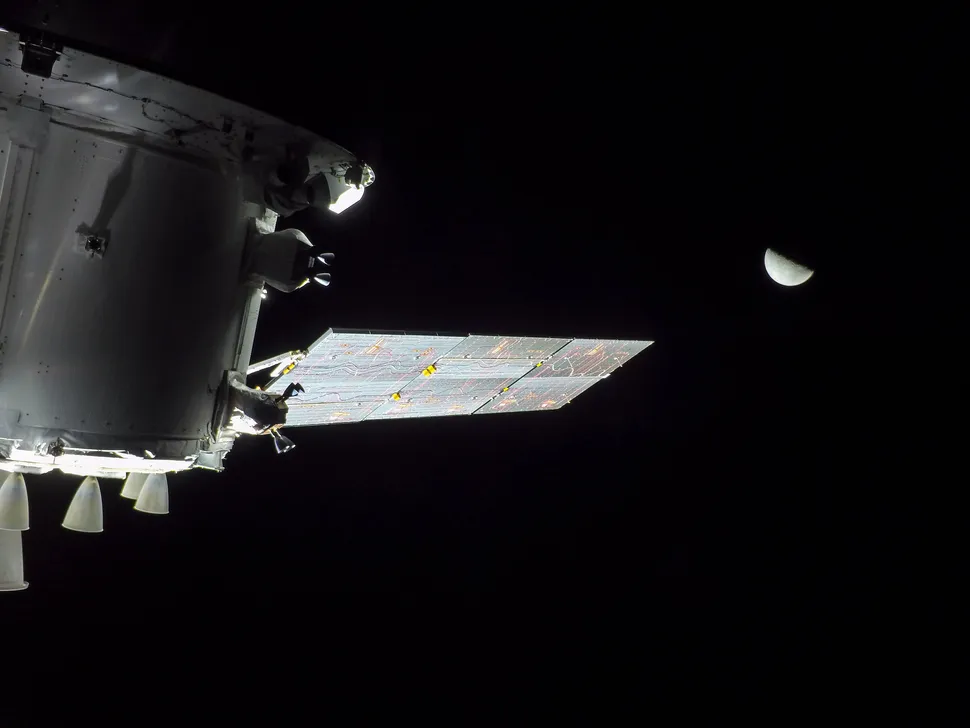 Una cámara en la punta de uno de los paneles solares de la cápsula Orión Artemis 1 tomó esta foto el 27 de noviembre de 2022, mientras la nave espacial viajaba en una lejana órbita retrógrada alrededor de la Luna. (Crédito de la imagen: NASA)