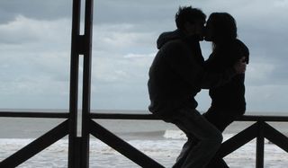 couple-kissing-silhouette-110210-02