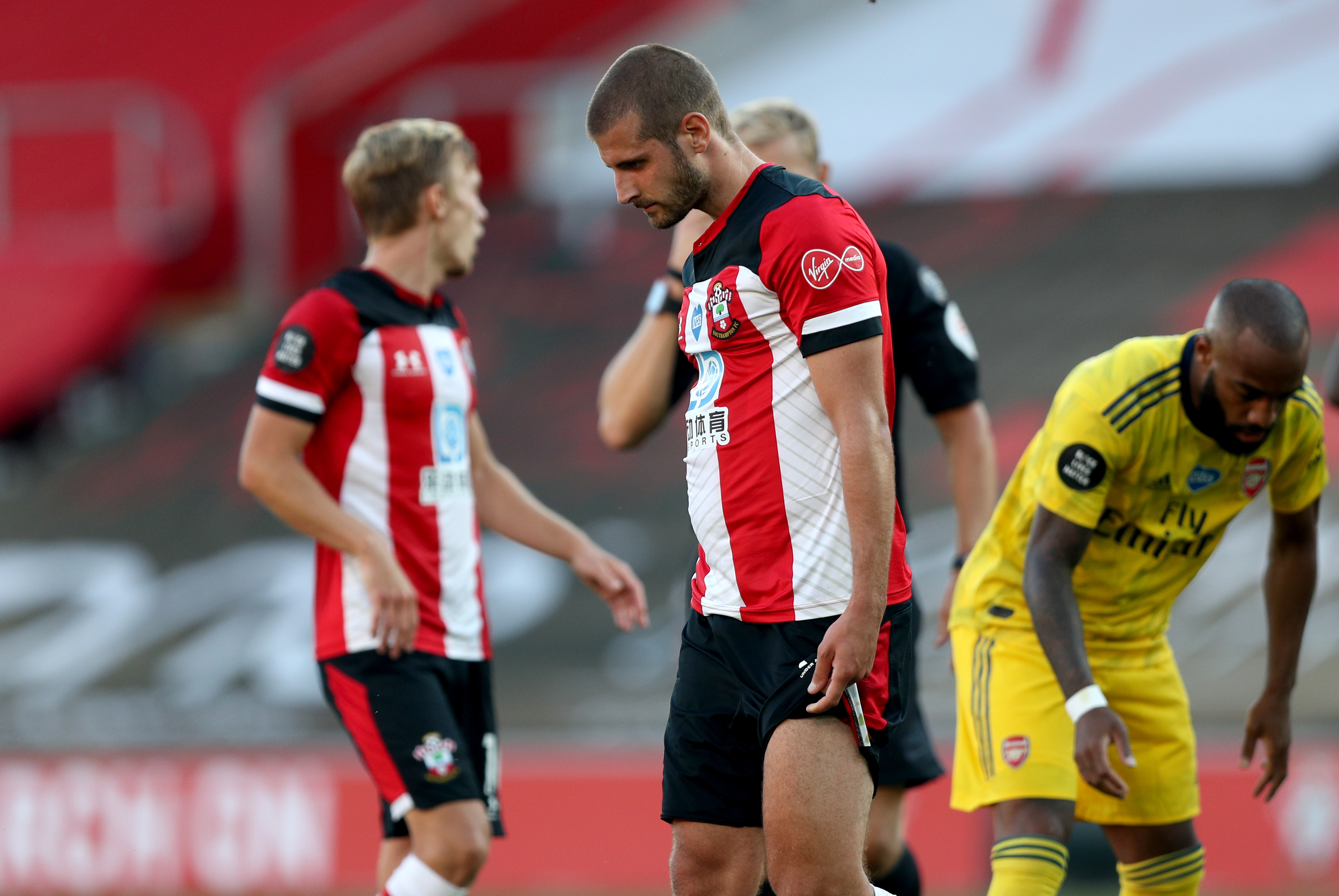 Jack Stephens vai embora depois de receber um cartão vermelho