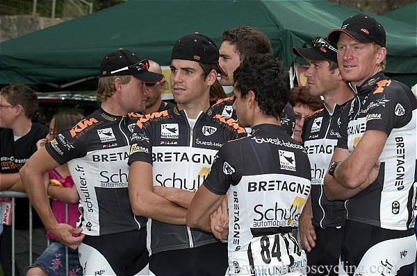 Local team Bretagne-Schuller at the start.