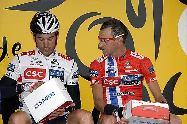 Fabian Cancellara and Kurt-Asle Arvesen unwrap their early Christmas presents.