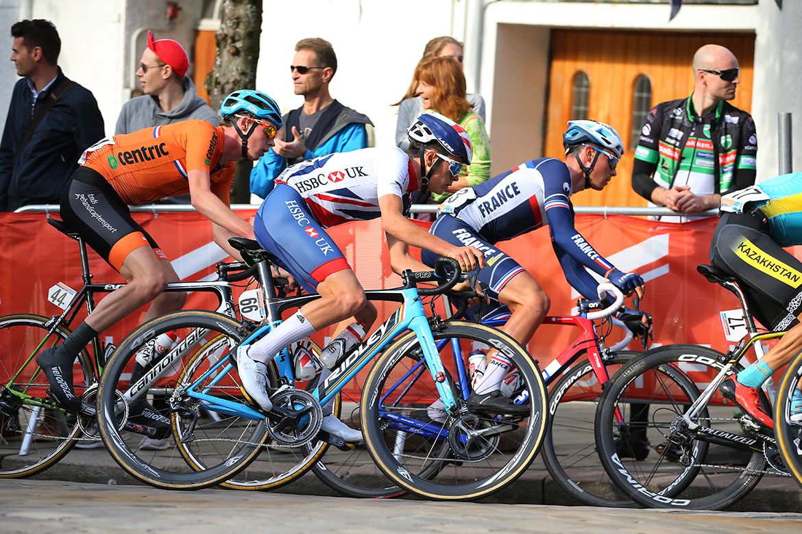 The junior men's peloton on the final lap of the Bergen Worlds.