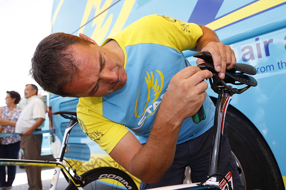 Gabriele Tosello (Astana mechanic) changes out a saddle