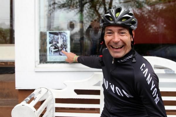 It may not be like sprinting at the Vuelta, with his three consecutive wins (2002, 03, 04) but after his stop at Bunbury's (Piermont, NY) Zabel can now say he's completed his muffin ride. Thanks to everyone for braving the weather for these great events.