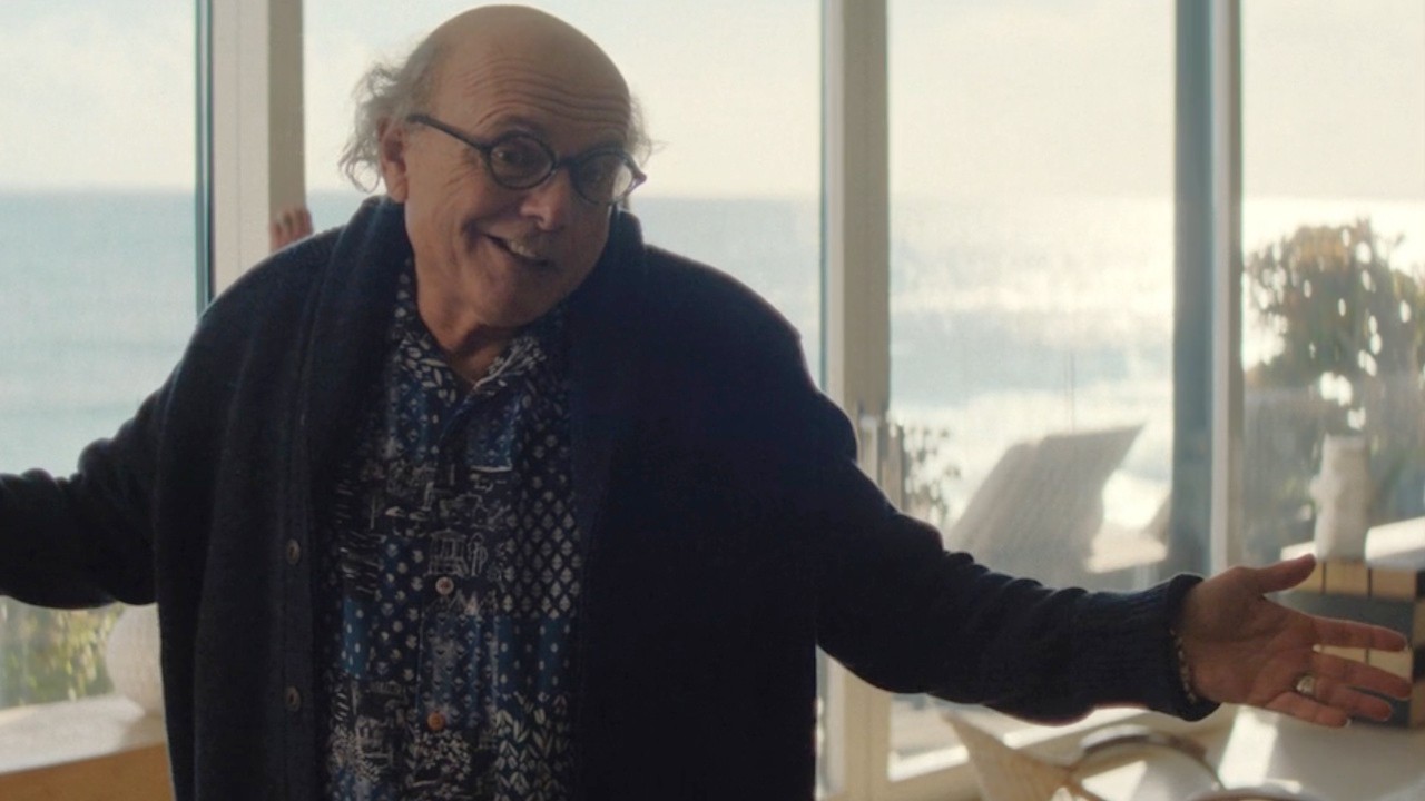 Joe Pantoliano shrugs in faux self-deprecation on an episode of Wonder Man.