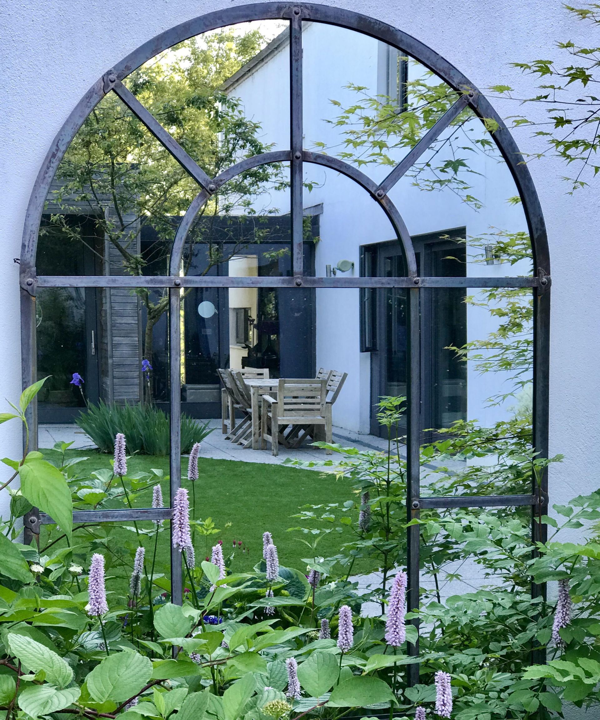 Outdoor mirror ideas: 5 expert ways to open up your yard | Homes and ...