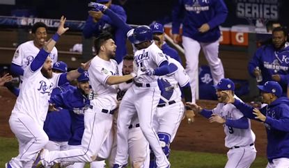 Royals celebrate long, strange win in Game 1 of World Series
